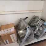 LOTE 235 - 02 LUMINÁRIAS DE PÁTIO E 04 REATORES PARA LÂMPADA VAPOR METÁLICO 150W. (NO ESTADO) ATENÇÃO! FAZER A VISITAÇÃO ANTES DE ARREMATAR, NÃO SABEMOS SE FUNCIONA. LEILÃO NÃO TEM GARANTIA E NEM DEVOLUÇÃO, SUJEITO A POSSÍVEIS AVARIAS VISÍVEIS/OCULTAS E/OU AUSÊNCIA DE COMPONENTES.