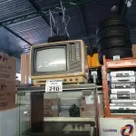 LOTE 210 - 01 RACK EM MADEIRA COM TAMPO DE VIDRO, 01 TV DE TUBO E 01 ANTENA INTERNA. (NO ESTADO) ATENÇÃO! FAZER A VISITAÇÃO ANTES DE ARREMATAR, NÃO SABEMOS SE FUNCIONA. LEILÃO NÃO TEM GARANTIA E NEM DEVOLUÇÃO, SUJEITO A POSSÍVEIS AVARIAS VISÍVEIS/OCULTAS E/OU AUSÊNCIA DE COMPONENTES.