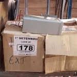 LOTE 178 - 05 CAIXAS COM REATORES PARA LÂMPADAS DE VAPOR METÁLICO. (NO ESTADO) ATENÇÃO! FAZER A VISITAÇÃO ANTES DE ARREMATAR, NÃO SABEMOS SE FUNCIONA. LEILÃO NÃO TEM GARANTIA E NEM DEVOLUÇÃO, SUJEITO A POSSÍVEIS AVARIAS VISÍVEIS/OCULTAS E/OU AUSÊNCIA DE COMPONENTES.