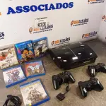 LOTE 033 - 01 PS3 COM 02 CONTROLES, 01 JOGO PS3 FIFA-12, VÁRIOS CDS BLU-RAY. (NO ESTADO) ATENÇÃO! FAZER A VISITAÇÃO ANTES DE ARREMATAR, NÃO SABEMOS SE FUNCIONA. LEILÃO NÃO TEM GARANTIA E NEM DEVOLUÇÃO, SUJEITO A POSSÍVEIS AVARIAS VISÍVEIS/OCULTAS E/OU AUSÊNCIA DE COMPONENTES.