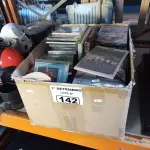 LOTE 142 - 01 LOTE COM GRANDE QUANTIDADE DE DVD’S DE TÍTULOS DIVERSOS. (NO ESTADO) ATENÇÃO! FAZER A VISITAÇÃO ANTES DE ARREMATAR, NÃO SABEMOS SE FUNCIONA. LEILÃO NÃO TEM GARANTIA E NEM DEVOLUÇÃO, SUJEITO A POSSÍVEIS AVARIAS VISÍVEIS/OCULTAS E/OU AUSÊNCIA DE COMPONENTES.