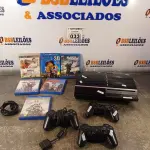 LOTE 033 - 01 PS3 COM 02 CONTROLES, 01 JOGO PS3 FIFA-12, VÁRIOS CDS BLU-RAY. (NO ESTADO) ATENÇÃO! FAZER A VISITAÇÃO ANTES DE ARREMATAR, NÃO SABEMOS SE FUNCIONA. LEILÃO NÃO TEM GARANTIA E NEM DEVOLUÇÃO, SUJEITO A POSSÍVEIS AVARIAS VISÍVEIS/OCULTAS E/OU AUSÊNCIA DE COMPONENTES.