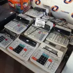 LOTE 198 - 01 LOTE COM VÁRIAS CALCULADORAS MARCAS E MODELOS DIVERSOS. (NO ESTADO) ATENÇÃO! FAZER A VISITAÇÃO ANTES DE ARREMATAR, NÃO SABEMOS SE FUNCIONA. LEILÃO NÃO TEM GARANTIA E NEM DEVOLUÇÃO, SUJEITO A POSSÍVEIS AVARIAS VISÍVEIS/OCULTAS E/OU AUSÊNCIA DE COMPONENTES.