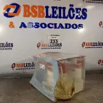 LOTE 233 - 01 KIT PARA PINTURA DE PISCINAS ESMALTE “PU” CONTENDO 01 GALÃO DE ESMALTE PU 2,7L COR BRANCA, 01 LATA DE CATALISADOR 900ML E 01 LATA DE DILUENTE 900ML. (NO ESTADO) ATENÇÃO! FAZER A VISITAÇÃO ANTES DE ARREMATAR, NÃO SABEMOS SE FUNCIONA. LEILÃO NÃO TEM GARANTIA E NEM DEVOLUÇÃO, SUJEITO A POSSÍVEIS AVARIAS VISÍVEIS/OCULTAS E/OU AUSÊNCIA DE COMPONENTES.