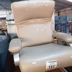 LOTE 151 - 01 POLTRONA PARA DESCANSO. (NO ESTADO) ATENÇÃO! FAZER A VISITAÇÃO ANTES DE ARREMATAR, NÃO SABEMOS SE FUNCIONA. LEILÃO NÃO TEM GARANTIA E NEM DEVOLUÇÃO, SUJEITO A POSSÍVEIS AVARIAS VISÍVEIS/OCULTAS E/OU AUSÊNCIA DE COMPONENTES.