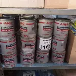 LOTE 166 - 01 LOTE COM VÁRIAS LATAS DE COLA PLÁSTICA ANJO. (NO ESTADO) ATENÇÃO! FAZER A VISITAÇÃO ANTES DE ARREMATAR, NÃO SABEMOS SE FUNCIONA. LEILÃO NÃO TEM GARANTIA E NEM DEVOLUÇÃO, SUJEITO A POSSÍVEIS AVARIAS VISÍVEIS/OCULTAS E/OU AUSÊNCIA DE COMPONENTES.