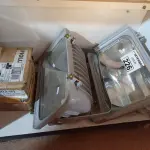LOTE 226 - 02 LUMINÁRIAS DE PÁTIO E 04 REATORES PARA LÂMPADA VAPOR METÁLICO 150W. (NO ESTADO) ATENÇÃO! FAZER A VISITAÇÃO ANTES DE ARREMATAR, NÃO SABEMOS SE FUNCIONA. LEILÃO NÃO TEM GARANTIA E NEM DEVOLUÇÃO, SUJEITO A POSSÍVEIS AVARIAS VISÍVEIS/OCULTAS E/OU AUSÊNCIA DE COMPONENTES.