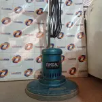 LOTE 170 - 01 ENCERADEIRA INDUSTRIAL STARLUX. (NO ESTADO) ATENÇÃO! FAZER A VISITAÇÃO ANTES DE ARREMATAR, NÃO SABEMOS SE FUNCIONA. LEILÃO NÃO TEM GARANTIA E NEM DEVOLUÇÃO, SUJEITO A POSSÍVEIS AVARIAS VISÍVEIS/OCULTAS E/OU AUSÊNCIA DE COMPONENTES.