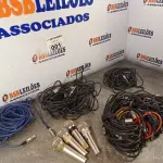 LOTE 001 - 01 LOTE COM VÁRIOS COM VÁRIOS MICROFONES E CABOS MARCAS E MODELOS DIVERSOS. (NO ESTADO) ATENÇÃO! FAZER A VISITAÇÃO ANTES DE ARREMATAR, NÃO SABEMOS SE FUNCIONA. LEILÃO NÃO TEM GARANTIA E NEM DEVOLUÇÃO, SUJEITO A POSSÍVEIS AVARIAS VISÍVEIS/OCULTAS E/OU AUSÊNCIA DE COMPONENTES.
