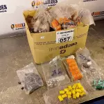 LOTE 057 - 01 CAIXA COM GRANDE QUANTIDADE DE CAPACITORES E RESISTORES ELETROLÍTICOS DIVERSOS. (NO ESTADO) ATENÇÃO! FAZER A VISITAÇÃO ANTES DE ARREMATAR, NÃO SABEMOS SE FUNCIONA. LEILÃO NÃO TEM GARANTIA E NEM DEVOLUÇÃO, SUJEITO A POSSÍVEIS AVARIAS VISÍVEIS/OCULTAS E/OU AUSÊNCIA DE COMPONENTES.