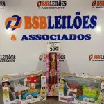 LOTE 396 - 02 BATE-VOLTA MUSICAL CARRUAGEM E 01 BONECA BELINDA. (NO ESTADO) ATENÇÃO! FAZER A VISITAÇÃO ANTES DE ARREMATAR, NÃO SABEMOS SE FUNCIONA. LEILÃO NÃO TEM GARANTIA E NEM DEVOLUÇÃO, SUJEITO A POSSÍVEIS AVARIAS VISÍVEIS/OCULTAS E/OU AUSÊNCIA DE COMPONENTES.