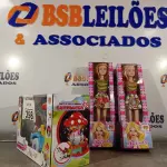 LOTE 398 - 01 BATE-VOLTA MUSICAL CARRUAGEM E 02 BONECAS BELINDA. (NO ESTADO) ATENÇÃO! FAZER A VISITAÇÃO ANTES DE ARREMATAR, NÃO SABEMOS SE FUNCIONA. LEILÃO NÃO TEM GARANTIA E NEM DEVOLUÇÃO, SUJEITO A POSSÍVEIS AVARIAS VISÍVEIS/OCULTAS E/OU AUSÊNCIA DE COMPONENTES.