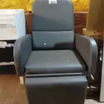 LOTE 453 - 01 POLTRONA PARA DESCANSO. (NO ESTADO) ATENÇÃO! FAZER A VISITAÇÃO ANTES DE ARREMATAR, NÃO SABEMOS SE FUNCIONA. LEILÃO NÃO TEM GARANTIA E NEM DEVOLUÇÃO, SUJEITO A POSSÍVEIS AVARIAS VISÍVEIS/OCULTAS E/OU AUSÊNCIA DE COMPONENTES.