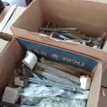 LOTE 463 - 01 LOTE COM VÁRIOS TRILHOS PARA GAVETA E PUXADORES MARCAS E MODELOS DIVERSOS. (NO ESTADO) ATENÇÃO! FAZER A VISITAÇÃO ANTES DE ARREMATAR, NÃO SABEMOS SE FUNCIONA. LEILÃO NÃO TEM GARANTIA E NEM DEVOLUÇÃO, SUJEITO A POSSÍVEIS AVARIAS VISÍVEIS/OCULTAS E/OU AUSÊNCIA DE COMPONENTES.