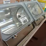 LOTE 482 - 02 LUMINÁRIAS DE PÁTIO E 04 REATORES PARA LÂMPADA VAPOR METÁLICO 150W. (NO ESTADO) ATENÇÃO! FAZER A VISITAÇÃO ANTES DE ARREMATAR, NÃO SABEMOS SE FUNCIONA. LEILÃO NÃO TEM GARANTIA E NEM DEVOLUÇÃO, SUJEITO A POSSÍVEIS AVARIAS VISÍVEIS/OCULTAS E/OU AUSÊNCIA DE COMPONENTES.