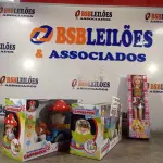 LOTE 410 - 02 BATE-VOLTA MUSICAL CARRUAGEM E 01 BONECA BELINDA. (NO ESTADO) ATENÇÃO! FAZER A VISITAÇÃO ANTES DE ARREMATAR, NÃO SABEMOS SE FUNCIONA. LEILÃO NÃO TEM GARANTIA E NEM DEVOLUÇÃO, SUJEITO A POSSÍVEIS AVARIAS VISÍVEIS/OCULTAS E/OU AUSÊNCIA DE COMPONENTES.