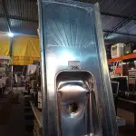 LOTE 296 - 01 PIA EM AÇO INOX CIMENTADA COM 01 CUBA MEDINDO 1,80M X 0,53CM. (NO ESTADO) ATENÇÃO! FAZER A VISITAÇÃO ANTES DE ARREMATAR, NÃO SABEMOS SE FUNCIONA. LEILÃO NÃO TEM GARANTIA E NEM DEVOLUÇÃO, SUJEITO A POSSÍVEIS AVARIAS VISÍVEIS/OCULTAS E/OU AUSÊNCIA DE COMPONENTES.