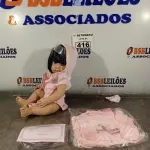 LOTE 416 - 01 BONECA BEBE REBORN. (NO ESTADO) ATENÇÃO! FAZER A VISITAÇÃO ANTES DE ARREMATAR, NÃO SABEMOS SE FUNCIONA. LEILÃO NÃO TEM GARANTIA E NEM DEVOLUÇÃO, SUJEITO A POSSÍVEIS AVARIAS VISÍVEIS/OCULTAS E/OU AUSÊNCIA DE COMPONENTES.