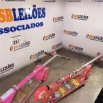 LOTE 281 - 02 PATINETES COM AVARIAS. (NO ESTADO) ATENÇÃO! FAZER A VISITAÇÃO ANTES DE ARREMATAR, NÃO SABEMOS SE FUNCIONA. LEILÃO NÃO TEM GARANTIA E NEM DEVOLUÇÃO, SUJEITO A POSSÍVEIS AVARIAS VISÍVEIS/OCULTAS E/OU AUSÊNCIA DE COMPONENTES.