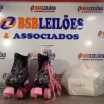 LOTE 420 - 01 PAR DE PATINS Nº36. (NO ESTADO) ATENÇÃO! FAZER A VISITAÇÃO ANTES DE ARREMATAR, NÃO SABEMOS SE FUNCIONA. LEILÃO NÃO TEM GARANTIA E NEM DEVOLUÇÃO, SUJEITO A POSSÍVEIS AVARIAS VISÍVEIS/OCULTAS E/OU AUSÊNCIA DE COMPONENTES.