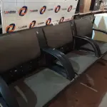 LOTE 528 - 01 LONGARINA DE 03 LUGARES. (NO ESTADO) ATENÇÃO! FAZER A VISITAÇÃO ANTES DE ARREMATAR, NÃO SABEMOS SE FUNCIONA. LEILÃO NÃO TEM GARANTIA E NEM DEVOLUÇÃO, SUJEITO A POSSÍVEIS AVARIAS VISÍVEIS/OCULTAS E/OU AUSÊNCIA DE COMPONENTES.