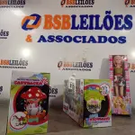 LOTE 410 - 02 BATE-VOLTA MUSICAL CARRUAGEM E 01 BONECA BELINDA. (NO ESTADO) ATENÇÃO! FAZER A VISITAÇÃO ANTES DE ARREMATAR, NÃO SABEMOS SE FUNCIONA. LEILÃO NÃO TEM GARANTIA E NEM DEVOLUÇÃO, SUJEITO A POSSÍVEIS AVARIAS VISÍVEIS/OCULTAS E/OU AUSÊNCIA DE COMPONENTES.