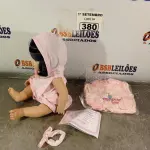 LOTE 380 - 01 BONECA BEBE REBORN. (NO ESTADO) ATENÇÃO! FAZER A VISITAÇÃO ANTES DE ARREMATAR, NÃO SABEMOS SE FUNCIONA. LEILÃO NÃO TEM GARANTIA E NEM DEVOLUÇÃO, SUJEITO A POSSÍVEIS AVARIAS VISÍVEIS/OCULTAS E/OU AUSÊNCIA DE COMPONENTES.
