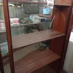 LOTE 524 - 01 ESTANTE EM MADEIRA. (NO ESTADO) ATENÇÃO! FAZER A VISITAÇÃO ANTES DE ARREMATAR, NÃO SABEMOS SE FUNCIONA. LEILÃO NÃO TEM GARANTIA E NEM DEVOLUÇÃO, SUJEITO A POSSÍVEIS AVARIAS VISÍVEIS/OCULTAS E/OU AUSÊNCIA DE COMPONENTES.