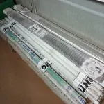 LOTE 577 - 02 LUMINÁRIAS E VÁRIAS LÂMPADAS FLUORESCENTES TUBULAR MARCAS E MODELOS DIVERSOS. (NO ESTADO) ATENÇÃO! FAZER A VISITAÇÃO ANTES DE ARREMATAR, NÃO SABEMOS SE FUNCIONA. LEILÃO NÃO TEM GARANTIA E NEM DEVOLUÇÃO, SUJEITO A POSSÍVEIS AVARIAS VISÍVEIS/OCULTAS E/OU AUSÊNCIA DE COMPONENTES.