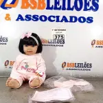 LOTE 375 - 01 BONECA BEBE REBORN. (NO ESTADO) ATENÇÃO! FAZER A VISITAÇÃO ANTES DE ARREMATAR, NÃO SABEMOS SE FUNCIONA. LEILÃO NÃO TEM GARANTIA E NEM DEVOLUÇÃO, SUJEITO A POSSÍVEIS AVARIAS VISÍVEIS/OCULTAS E/OU AUSÊNCIA DE COMPONENTES.