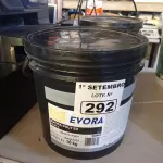 LOTE 292 - 01 BALDE DE GRAXA EVORA POLY EX NLGI:2 10 KG. (NO ESTADO) ATENÇÃO! FAZER A VISITAÇÃO ANTES DE ARREMATAR, NÃO SABEMOS SE FUNCIONA. LEILÃO NÃO TEM GARANTIA E NEM DEVOLUÇÃO, SUJEITO A POSSÍVEIS AVARIAS VISÍVEIS/OCULTAS E/OU AUSÊNCIA DE COMPONENTES.