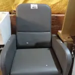 LOTE 453 - 01 POLTRONA PARA DESCANSO. (NO ESTADO) ATENÇÃO! FAZER A VISITAÇÃO ANTES DE ARREMATAR, NÃO SABEMOS SE FUNCIONA. LEILÃO NÃO TEM GARANTIA E NEM DEVOLUÇÃO, SUJEITO A POSSÍVEIS AVARIAS VISÍVEIS/OCULTAS E/OU AUSÊNCIA DE COMPONENTES.