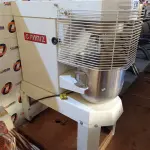 LOTE 530 - 01 MASSEIRA INDUSTRIAL MARCA GPANIS MODELO BP18C. (NO ESTADO) ATENÇÃO! FAZER A VISITAÇÃO ANTES DE ARREMATAR, NÃO SABEMOS SE FUNCIONA. LEILÃO NÃO TEM GARANTIA E NEM DEVOLUÇÃO, SUJEITO A POSSÍVEIS AVARIAS VISÍVEIS/OCULTAS E/OU AUSÊNCIA DE COMPONENTES.