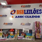 LOTE 410 - 02 BATE-VOLTA MUSICAL CARRUAGEM E 01 BONECA BELINDA. (NO ESTADO) ATENÇÃO! FAZER A VISITAÇÃO ANTES DE ARREMATAR, NÃO SABEMOS SE FUNCIONA. LEILÃO NÃO TEM GARANTIA E NEM DEVOLUÇÃO, SUJEITO A POSSÍVEIS AVARIAS VISÍVEIS/OCULTAS E/OU AUSÊNCIA DE COMPONENTES.