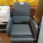 LOTE 453 - 01 POLTRONA PARA DESCANSO. (NO ESTADO) ATENÇÃO! FAZER A VISITAÇÃO ANTES DE ARREMATAR, NÃO SABEMOS SE FUNCIONA. LEILÃO NÃO TEM GARANTIA E NEM DEVOLUÇÃO, SUJEITO A POSSÍVEIS AVARIAS VISÍVEIS/OCULTAS E/OU AUSÊNCIA DE COMPONENTES.