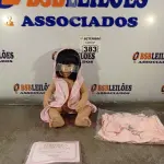 LOTE 383 - 01 BONECA BEBE REBORN. (NO ESTADO) ATENÇÃO! FAZER A VISITAÇÃO ANTES DE ARREMATAR, NÃO SABEMOS SE FUNCIONA. LEILÃO NÃO TEM GARANTIA E NEM DEVOLUÇÃO, SUJEITO A POSSÍVEIS AVARIAS VISÍVEIS/OCULTAS E/OU AUSÊNCIA DE COMPONENTES.