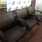 LOTE 517 - 01 LONGARINA DE 03 LUGARES. (NO ESTADO) ATENÇÃO! FAZER A VISITAÇÃO ANTES DE ARREMATAR, NÃO SABEMOS SE FUNCIONA. LEILÃO NÃO TEM GARANTIA E NEM DEVOLUÇÃO, SUJEITO A POSSÍVEIS AVARIAS VISÍVEIS/OCULTAS E/OU AUSÊNCIA DE COMPONENTES.