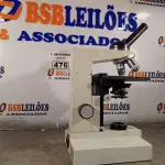 LOTE 476 - 01 MICROSCÓPIO. (NO ESTADO) ATENÇÃO! FAZER A VISITAÇÃO ANTES DE ARREMATAR, NÃO SABEMOS SE FUNCIONA. LEILÃO NÃO TEM GARANTIA E NEM DEVOLUÇÃO, SUJEITO A POSSÍVEIS AVARIAS VISÍVEIS/OCULTAS E/OU AUSÊNCIA DE COMPONENTES.