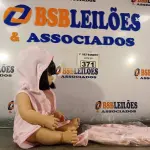 LOTE 371 - 01 BONECA BEBE REBORN. (NO ESTADO) ATENÇÃO! FAZER A VISITAÇÃO ANTES DE ARREMATAR, NÃO SABEMOS SE FUNCIONA. LEILÃO NÃO TEM GARANTIA E NEM DEVOLUÇÃO, SUJEITO A POSSÍVEIS AVARIAS VISÍVEIS/OCULTAS E/OU AUSÊNCIA DE COMPONENTES.