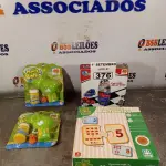 LOTE 376 - 01 BONECO JOÃO TEIMOSO, 01 JOGO DESCOBRINDO A MATEMÁTICA E 02 PISTOLAS DE BOLHAS. (NO ESTADO) ATENÇÃO! FAZER A VISITAÇÃO ANTES DE ARREMATAR, NÃO SABEMOS SE FUNCIONA. LEILÃO NÃO TEM GARANTIA E NEM DEVOLUÇÃO, SUJEITO A POSSÍVEIS AVARIAS VISÍVEIS/OCULTAS E/OU AUSÊNCIA DE COMPONENTES.