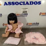 LOTE 409 - 01 BONECA BEBE REBORN. (NO ESTADO) ATENÇÃO! FAZER A VISITAÇÃO ANTES DE ARREMATAR, NÃO SABEMOS SE FUNCIONA. LEILÃO NÃO TEM GARANTIA E NEM DEVOLUÇÃO, SUJEITO A POSSÍVEIS AVARIAS VISÍVEIS/OCULTAS E/OU AUSÊNCIA DE COMPONENTES.