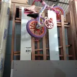 LOTE 511 - 01 CAMA DE SOLTEIRO E 01 BICICLETA INFANTIL COM AVARIAS. (NO ESTADO) ATENÇÃO! FAZER A VISITAÇÃO ANTES DE ARREMATAR, NÃO SABEMOS SE FUNCIONA. LEILÃO NÃO TEM GARANTIA E NEM DEVOLUÇÃO, SUJEITO A POSSÍVEIS AVARIAS VISÍVEIS/OCULTAS E/OU AUSÊNCIA DE COMPONENTES.