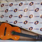LOTE 450 - 01 VIOLÃO KASHIMA. (NO ESTADO) ATENÇÃO! FAZER A VISITAÇÃO ANTES DE ARREMATAR, NÃO SABEMOS SE FUNCIONA. LEILÃO NÃO TEM GARANTIA E NEM DEVOLUÇÃO, SUJEITO A POSSÍVEIS AVARIAS VISÍVEIS/OCULTAS E/OU AUSÊNCIA DE COMPONENTES.