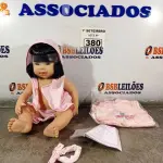 LOTE 380 - 01 BONECA BEBE REBORN. (NO ESTADO) ATENÇÃO! FAZER A VISITAÇÃO ANTES DE ARREMATAR, NÃO SABEMOS SE FUNCIONA. LEILÃO NÃO TEM GARANTIA E NEM DEVOLUÇÃO, SUJEITO A POSSÍVEIS AVARIAS VISÍVEIS/OCULTAS E/OU AUSÊNCIA DE COMPONENTES.