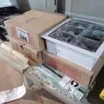 LOTE 586 - 04 LUMINÁRIAS QUADRADAS DE EMBUTIR E VÁRIAS LÂMPADAS FLUORESCENTE TUBULAR. (NO ESTADO) ATENÇÃO! FAZER A VISITAÇÃO ANTES DE ARREMATAR, NÃO SABEMOS SE FUNCIONA. LEILÃO NÃO TEM GARANTIA E NEM DEVOLUÇÃO, SUJEITO A POSSÍVEIS AVARIAS VISÍVEIS/OCULTAS E/OU AUSÊNCIA DE COMPONENTES.