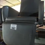LOTE 587 - 01 POLTRONA PARA DESCANSO. (NO ESTADO) ATENÇÃO! FAZER A VISITAÇÃO ANTES DE ARREMATAR, NÃO SABEMOS SE FUNCIONA. LEILÃO NÃO TEM GARANTIA E NEM DEVOLUÇÃO, SUJEITO A POSSÍVEIS AVARIAS VISÍVEIS/OCULTAS E/OU AUSÊNCIA DE COMPONENTES.