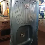 LOTE 352 - 01 PIA EM AÇO INOX CIMENTADA COM 01 CUBA MEDINDO 1,20M X 0,53CM. (NO ESTADO) ATENÇÃO! FAZER A VISITAÇÃO ANTES DE ARREMATAR, NÃO SABEMOS SE FUNCIONA. LEILÃO NÃO TEM GARANTIA E NEM DEVOLUÇÃO, SUJEITO A POSSÍVEIS AVARIAS VISÍVEIS/OCULTAS E/OU AUSÊNCIA DE COMPONENTES.