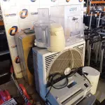 LOTE 282 - 02 VENTILADORES, 02 FRAGMENTADORAS DE PAPEL, 01 CAIXA DE SOM E UTENSÍLIOS DIVERSOS. (NO ESTADO) ATENÇÃO! FAZER A VISITAÇÃO ANTES DE ARREMATAR, NÃO SABEMOS SE FUNCIONA. LEILÃO NÃO TEM GARANTIA E NEM DEVOLUÇÃO, SUJEITO A POSSÍVEIS AVARIAS VISÍVEIS/OCULTAS E/OU AUSÊNCIA DE COMPONENTES.