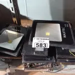 LOTE 583 - 01 LOTE COM VÁRIAS LUMINÁRIAS E REFLETORES COM AVARIAS. (NO ESTADO) ATENÇÃO! FAZER A VISITAÇÃO ANTES DE ARREMATAR, NÃO SABEMOS SE FUNCIONA. LEILÃO NÃO TEM GARANTIA E NEM DEVOLUÇÃO, SUJEITO A POSSÍVEIS AVARIAS VISÍVEIS/OCULTAS E/OU AUSÊNCIA DE COMPONENTES.