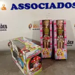 LOTE 398 - 01 BATE-VOLTA MUSICAL CARRUAGEM E 02 BONECAS BELINDA. (NO ESTADO) ATENÇÃO! FAZER A VISITAÇÃO ANTES DE ARREMATAR, NÃO SABEMOS SE FUNCIONA. LEILÃO NÃO TEM GARANTIA E NEM DEVOLUÇÃO, SUJEITO A POSSÍVEIS AVARIAS VISÍVEIS/OCULTAS E/OU AUSÊNCIA DE COMPONENTES.